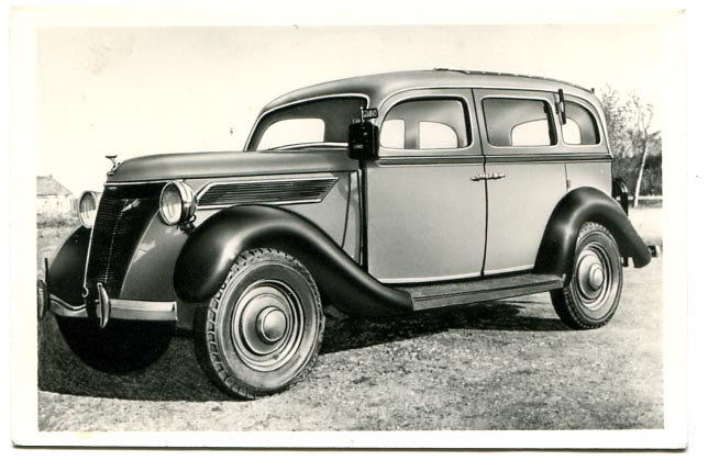 Ford V 8. 6 személyes kocsi, taxiként üzemeltek Budapesten 1945-ig. (15x10)