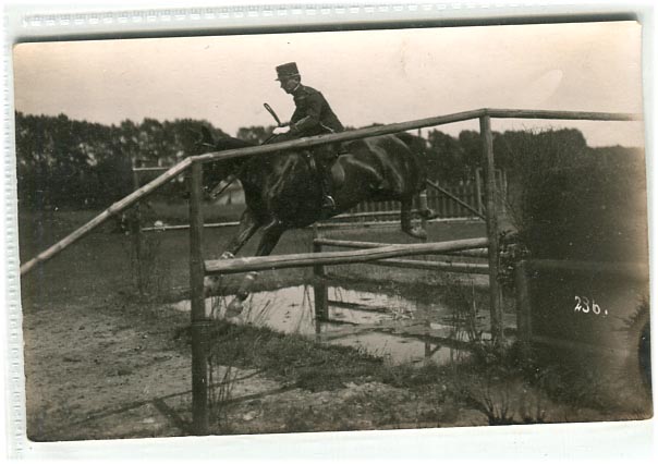 1914. Krican. Házi lovasverseny, a hátoldalon Perczel Olivér elemzi az ugrást (14x9)