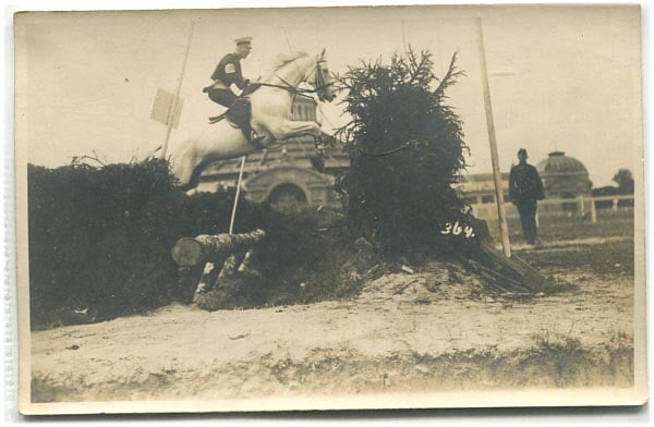 1914. Bécs, lóverseny. Egy porosz főhadnagy ugrása, a hátoldalon Perczel Olivér elemzi az ugrást. (14x)