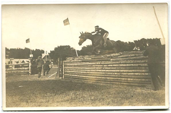 1914. Bécs, lóverseny, egy olasz főhadnagy a 140 cm-es farakáson. A hátoldalon Perczel Olivér elemzi az ugrást. (14x9)