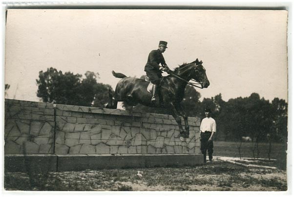 1914. Kricán. Egy 140 cm-es kőfalon történt ugrás elemez Perczel Olivér a fotó hátoldalán. (14x9)