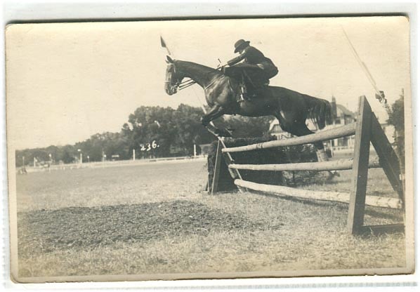 1914. Bécs. Lóverseny. A kép hátoldalán Perczel Olivér elemzése az ugrásról. (Hodzsáné lovasnő) (14x9)