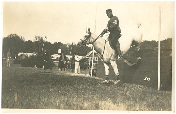 1914. Bécs. Lóverseny, egy ulánus kapitány ugrása, a hátoldalon Perczel Olivér magyarázata (14x9)