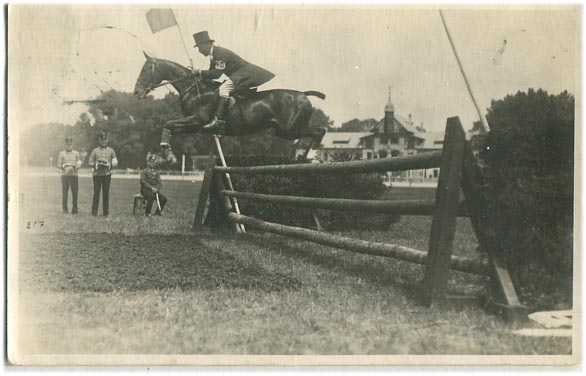 1914. Egy orosz tiszt ugrás közben. Képeslap, amit Perczel Olivér a papához, Perczel József ny. altábornagyhoz írt.