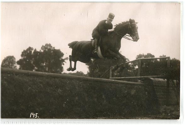 1914. Krican. Br. Sternek drag. hdgy. 140 cm-es akadályon. Perczel Olivér aláírás. (14x9)