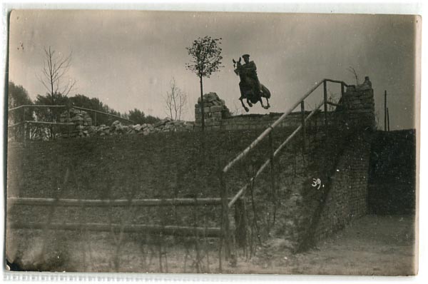 1914. Krican. Heykoff bolgár főhadnagy egy akadályon. A hátoldalon Perczel Olivér elemzése. (14x9)