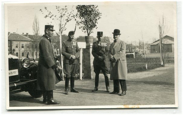 1932. Jászkun ezrednap. A hátoldalon a képen szereplők neve, rendfokozata. Perczel Olivér aláírással (14x9)