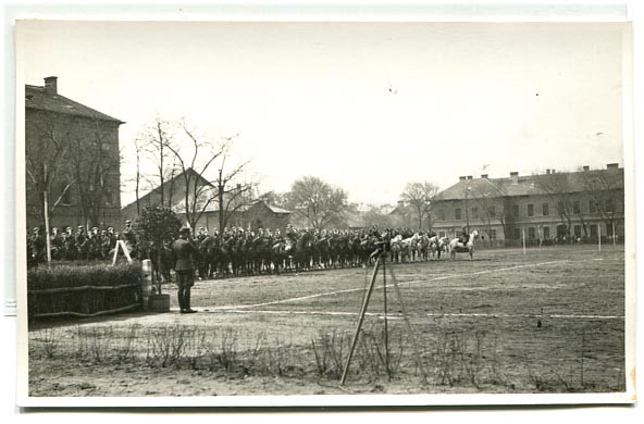 1932. Jászkun huszár ezrednap. Mise alatt a díszszázad. Perczel Olivér aláírással (14x9)