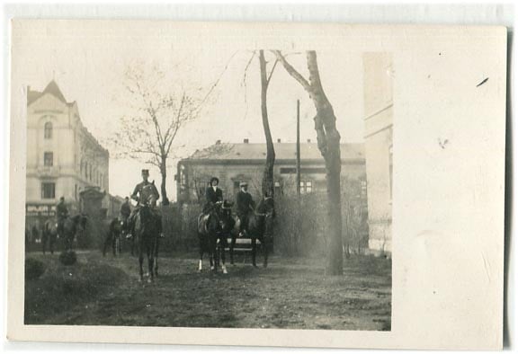 1929. Budapest. Kilovaglás a szabadba. A hátoldalon a személyek és a lovak neve, Perczel Olivér aláírással (14x9)