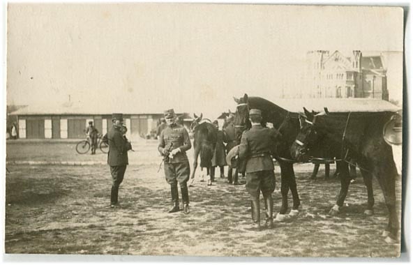 1928. Az 1. h. huszár ezred Hubertusa. A hátoldalon a képen szereplők neve, rendfokozata. Perczel Olivér aláírással. (14x9)