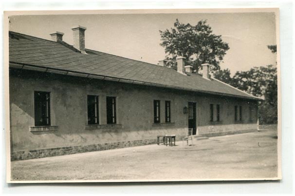 1932. Örkénytábor. Tiszti lovak épülete. Perczel Olivér aláírással. (14x9)