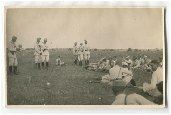 1932. Örkénytábor. Pihenő a gyakorlat befejeztével és … (további szöveg a hátoldalon), Perczel Olivér aláírással (14x9)