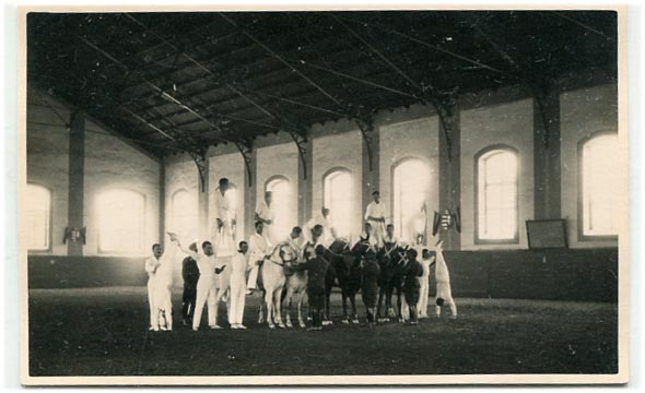 1930. Budapest. Önkéntes iskola évzáró ünnepélye, gúla. A hátoldalon leírás, Perczel Olivér aláírás. (14x9)