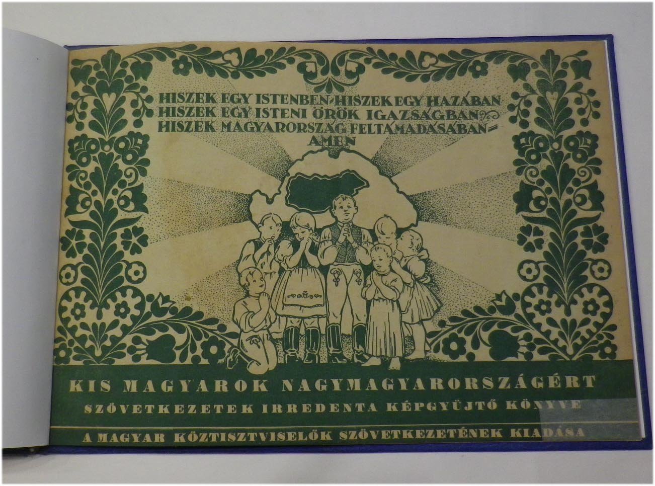 Kis magyarok Nagymagyarországért. Szövetkezetek irredenta képgyűjtő könyve. 100 képhely, a képek többsége hiányzik. Gyűjtői kötésben.