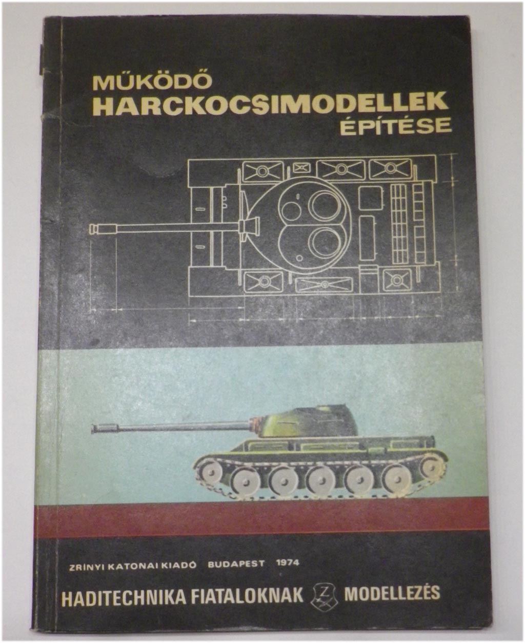 Működő harckocsimodellek építése. Zrínyi Kiadó, 1974, 94 p, az utolsó 2 lap beszakadva!