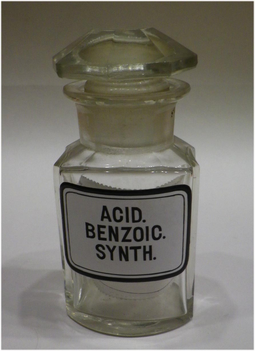 Üvegdugós gyógyszertári üveg – Acid. benzoic. synth.