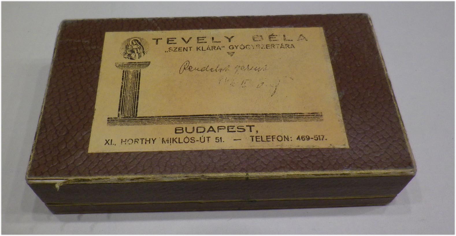 Papírdoboz Tevely Béla gyógyszertári címkével (13,5x8x3 cm)