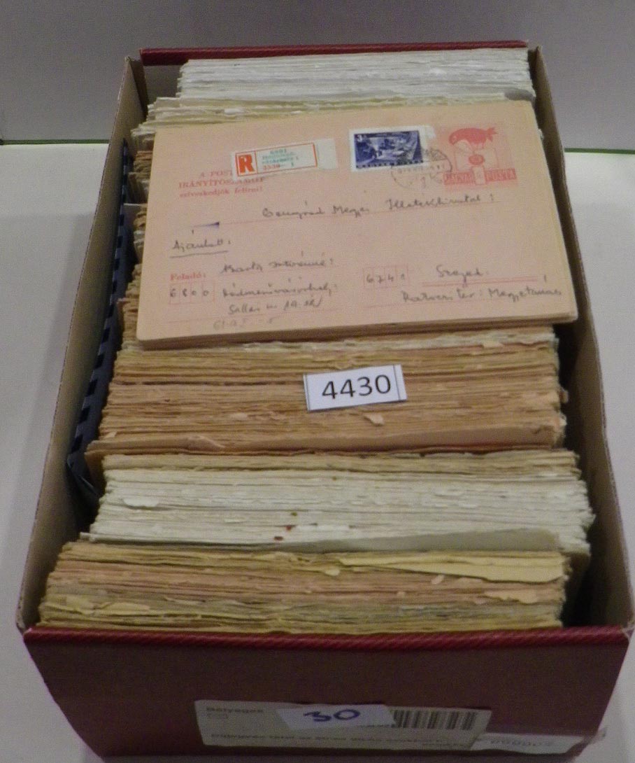 Tömött cipősdoboznyi használt díjjegyes boríték az 1950-es évektől kb. 2003-ig
