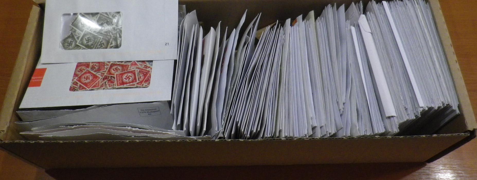 Nagy dobozban birodalmi német tömegbélyegek, címletenként borítékokban