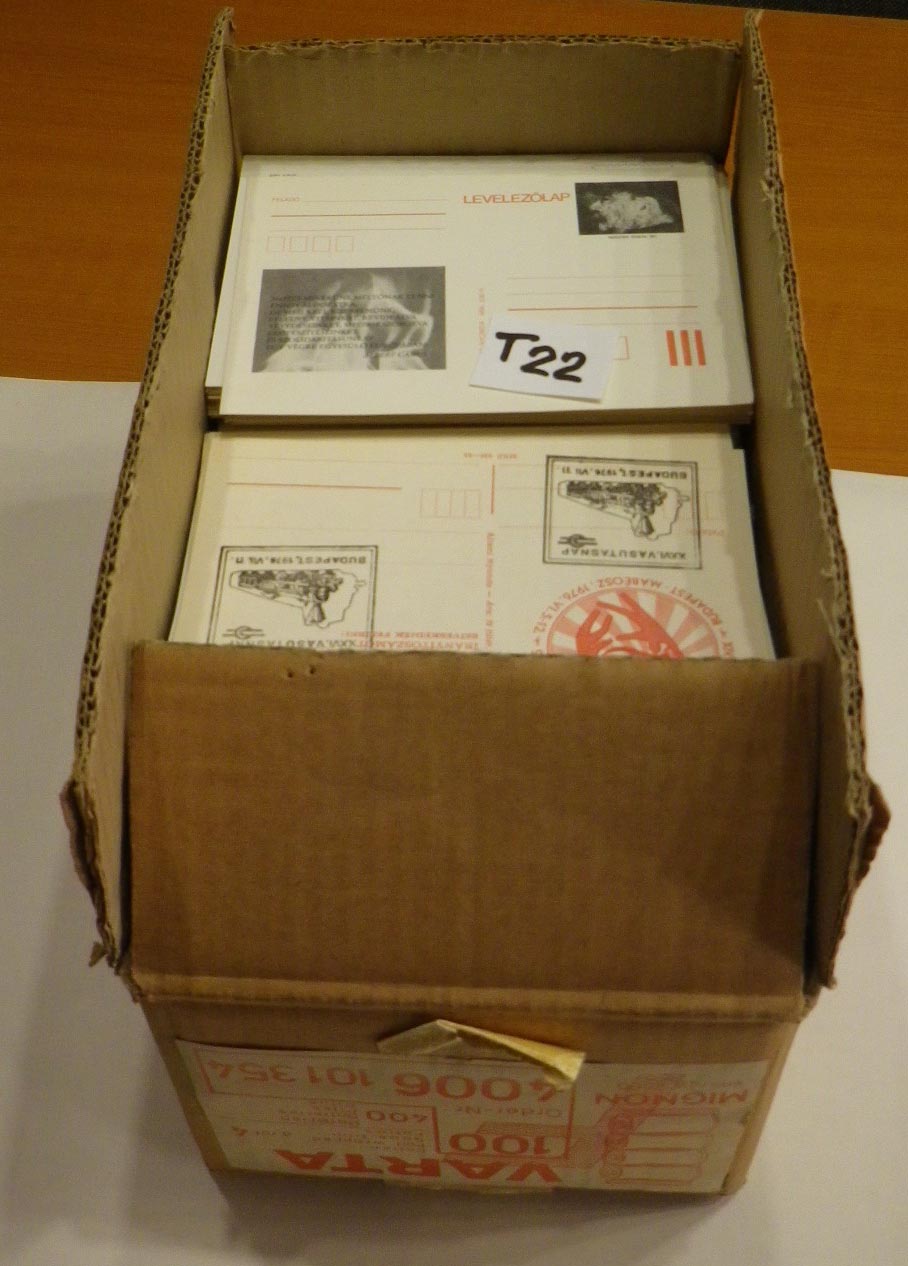 1965-2001. Közepes méretű dobozban min. 1000 db magyar alkalmi levelezőlap: postatiszta/alkalmi bélyegzéssel/kevés köznapi pecsételt